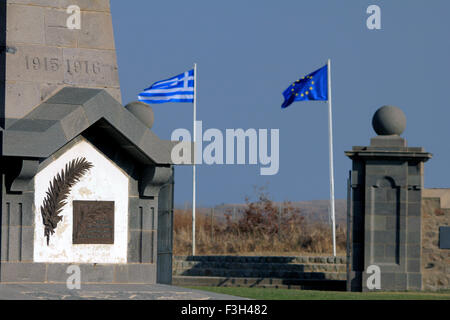 Weitwinkel-Ansicht der Grabstein Anordnung des Abschnitts russischen Plaque vor britischen & Französisch (rechts) Denkmäler. NUR E.Moudros Stockfoto