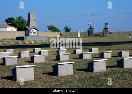 Weitwinkel-Blick auf Grabstein Anordnung des Abschnitts russischen Tafel mit Blick auf das französische Denkmal. CWGC E.Moudros Friedhof. Stockfoto