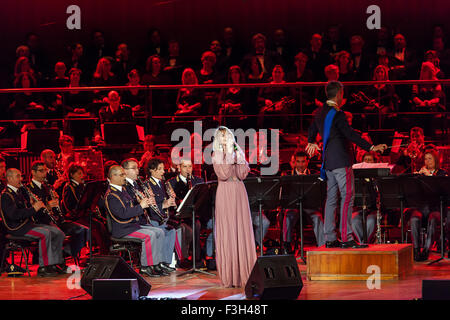 Rom, Italien - 6. Mai 2015: Serena Autieri, singt in das Konzert der Band von der Staatspolizei. Stockfoto