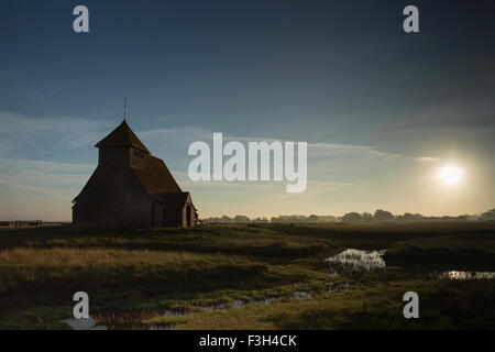 Str. Thomas À Becket Kirche im Morgengrauen in Fairfield steht allein im A-Feld auf der Romney Marsh in Kent Stockfoto