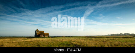 Str. Thomas À Becket Kirche in Fairfield steht allein im A-Feld auf der Romney Marsh in Kent, als die Sonne aufgeht Stockfoto