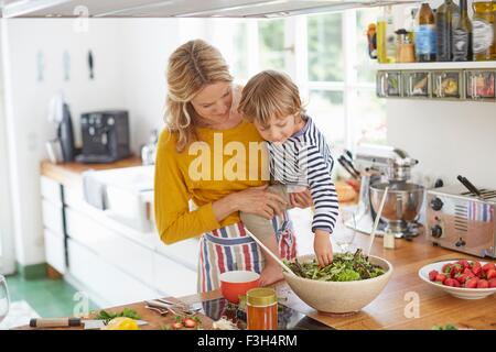Mutter und Sohn in der Küche zusammen, Zubereitung von Speisen Stockfoto