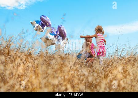 Mädchen spielen mit Ballon, Mt Diablo State Park, Kalifornien, USA Stockfoto