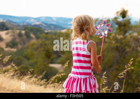 Mädchen bläst Windrad, Mt Diablo State Park, Kalifornien, USA Stockfoto