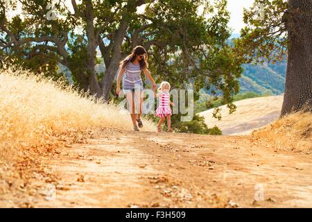Mutter und Tochter Spaß, Mt Diablo State Park, Kalifornien, USA Stockfoto