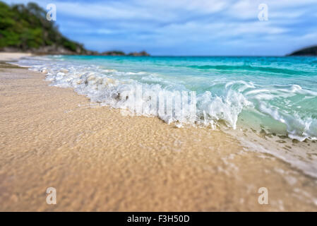 Tilt-Shift-weiche Unschärfe-Effekt schöne Landschaft blaues Meer, weißer Sand und Wellen am Strand im Sommer auf der Insel Koh Miang Stockfoto