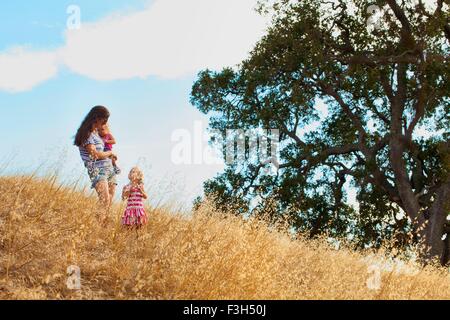 Mutter und Töchter Spaziergang, Mt Diablo State Park, Kalifornien, USA Stockfoto