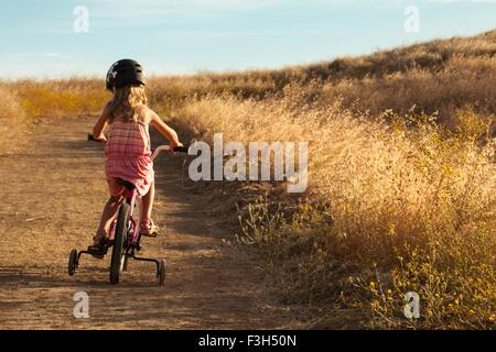 Mädchen Fahrrad, Mt Diablo State Park, Kalifornien, USA Stockfoto