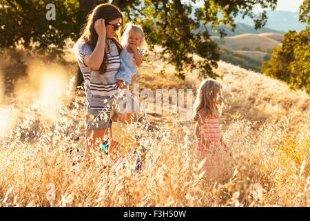 Mutter und Töchter Spaziergang, Mt Diablo State Park, Kalifornien, USA Stockfoto