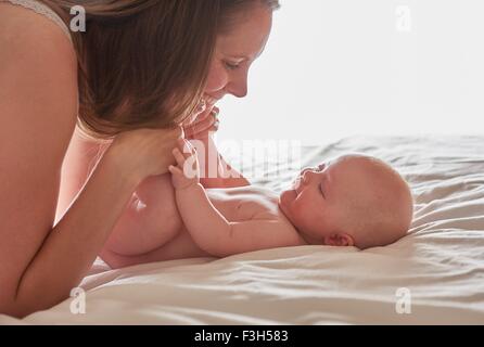 Mutter und Baby Mädchen Gesicht lächelnd Stockfoto