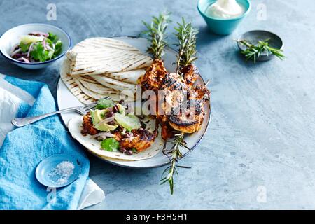 Tortilla wraps mit Chipotle BBQ Chicken und Blackbean Salsa Stockfoto