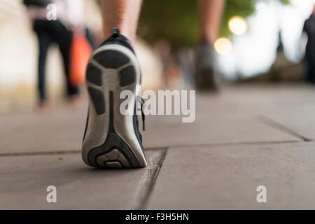 Nahaufnahme eines männlichen Läufer Trainer läuft auf Bürgersteig Stockfoto