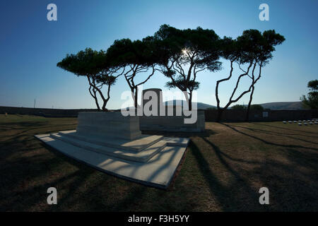 Der Stein der Erinnerung (vorne) und cross-Funktion mit langen Schatten in den frühen Morgenstunden in CWGC Friedhof, E.-Anlage, GR Stockfoto