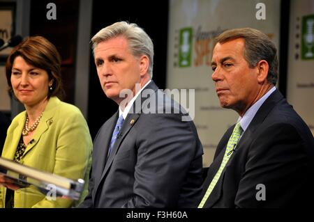 US-Abgeordneter Kevin McCarthy neben anderen rep John Boehner und Rep Cathy McMorris Rodgers im Rahmen einer Pressekonferenz auf dem US-Kapitol 25. Mai 2010 in Washington, DC. Stockfoto