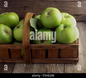 Stillleben mit frischen grünen Äpfeln in Korb Stockfoto