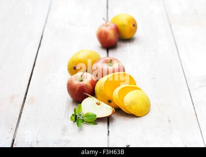 Stillleben mit Apfel und Mango Scheiben auf weiß getünchten Holztisch Stockfoto