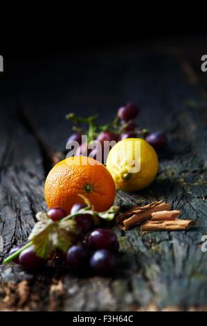 Früchten und Gewürzen auf alten Holzoberfläche Stockfoto