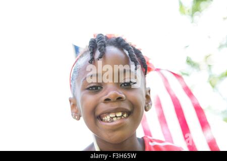 Porträt eines Mädchens mit amerikanischen Flagge im park Stockfoto