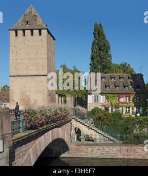 Einer der vier Türme der mittelalterlichen Ponts Couverts über den Fluss Ill im Quartier Petite France in Straßburg, Elsass, Frankreich Stockfoto