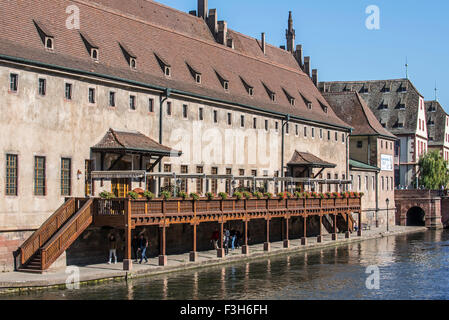 Die mittelalterliche Old Custom House / Ancienne Douane entlang dem Fluss Ill in der Stadt Straßburg, Elsass, Frankreich Stockfoto