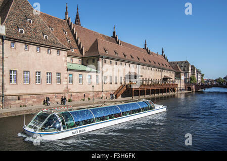 Ausflugsschiff mit Touristen vor mittelalterlichen Old Custom House / Ancienne Douane entlang Fluss Ill in Straßburg, Frankreich Stockfoto