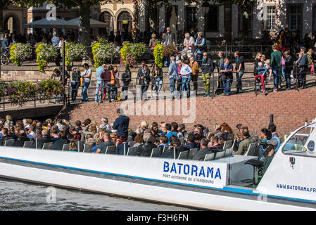 Touristen-Warteschlangen an Bord Batorama Ausflugsboot in der Stadt Straßburg, Elsass, Frankreich Stockfoto