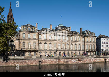 Palais Rohan / Rohan-Palast-Fassade mit Blick auf der Ill in der Stadt Straßburg, Elsass, Frankreich Stockfoto