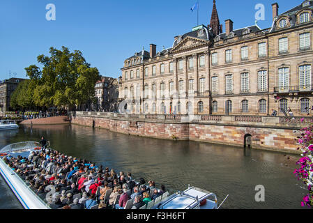 Ausflugsschiff mit Touristen vor dem Palais Rohan / Rohan-Palast an die Stadt Straßburg, Elsass, Frankreich Stockfoto