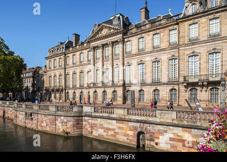 Palais Rohan / Rohan-Palast-Fassade mit Blick auf der Ill in der Stadt Straßburg, Elsass, Frankreich Stockfoto