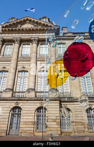 Modernes Kunstwerk vor dem Palais Rohan / Rohan-Palast in der Stadt Straßburg, Elsass, Frankreich Stockfoto