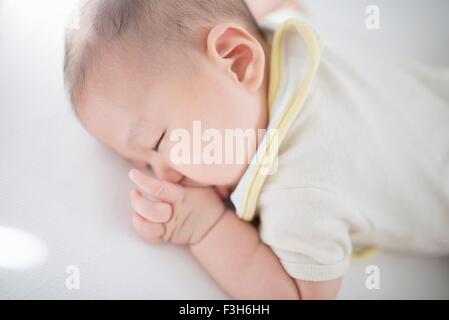 Babyjungen schlafen Stockfoto