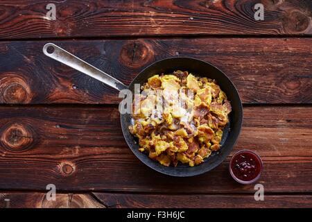 Draufsicht der Tabelle mit Pfannkuchen und Marmelade Stockfoto