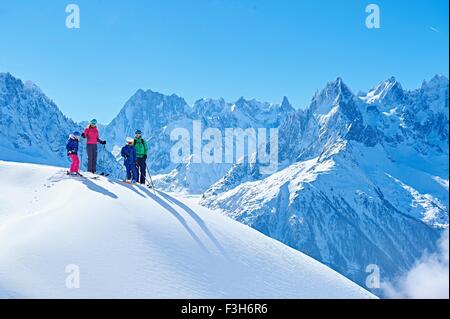Familie auf Skiurlaub, Chamonix, Frankreich Stockfoto