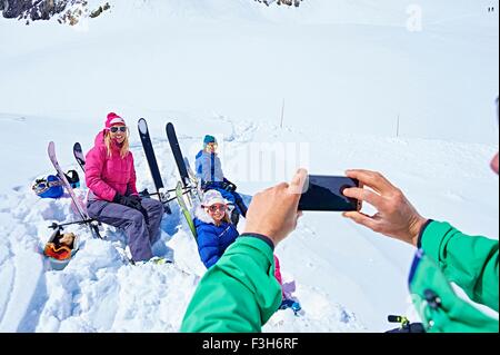 Familie nehmen Foto auf Skiurlaub, Chamonix, Frankreich Stockfoto