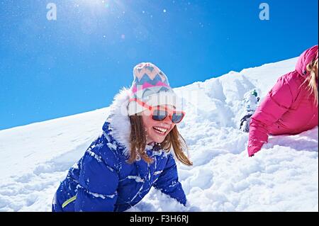 Mädchen spielen im Schnee, Chamonix, Frankreich Stockfoto