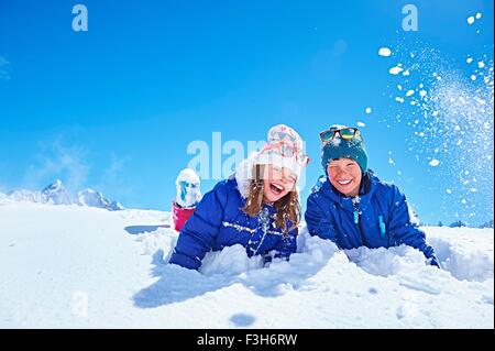 Geschwister spielen im Schnee, Chamonix, Frankreich Stockfoto