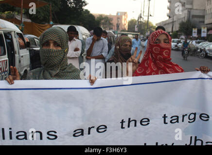 Mitglieder der Menschenrechtsorganisation Baloch protestieren gegen fehlende Baloch Personal während einer Demonstration im Karachi Presseclub am Mittwoch, 7. Oktober 2015 statt. Stockfoto