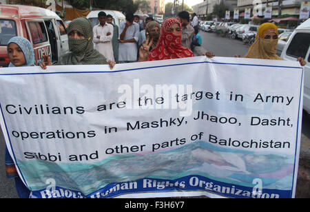 Mitglieder der Menschenrechtsorganisation Baloch protestieren gegen fehlende Baloch Personal während einer Demonstration im Karachi Presseclub am Mittwoch, 7. Oktober 2015 statt. Stockfoto