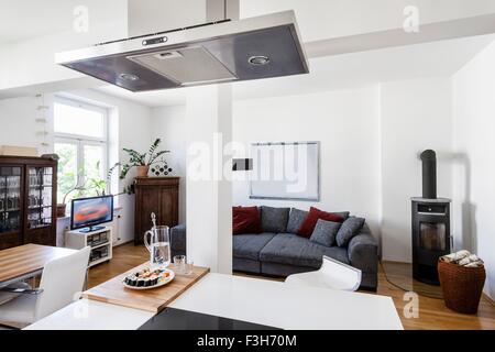 Moderne offene Wohnzimmer und Küche in der Wohnung Stockfoto