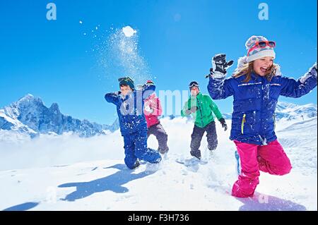 Familie mit Schneeballschlacht, Chamonix, Frankreich Stockfoto