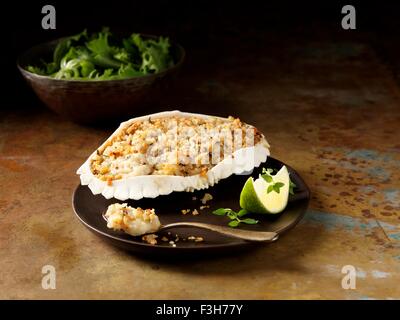 Stillleben mit Orkney Krabbe Gratin in Krabben-Shell mit gemischtem Salat und Kalk Stockfoto