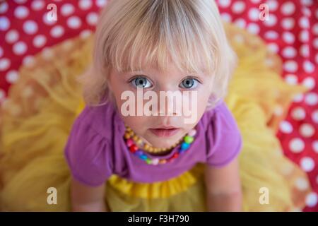 Obenliegende Porträt des weiblichen Kleinkind mit blauen Augen und blonden Haaren Stockfoto