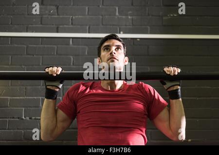 Mitte erwachsenen Mannes, trainieren Sie im Fitness-Studio Stockfoto