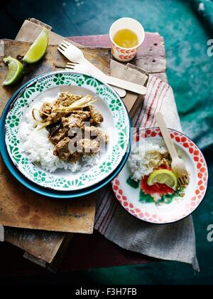 Draufsicht der malaysischen Beef Rendang auf Emaille Teller Stockfoto