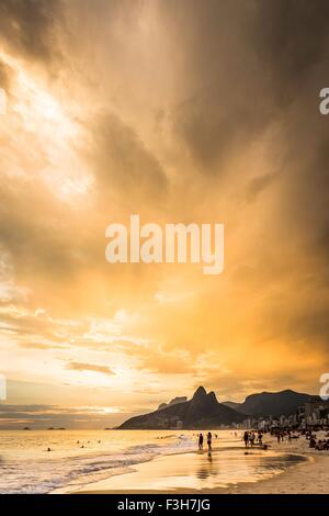 Blick auf Strand von Ipanema und Padre Dois Irmãos vor dramatischen Himmel, Rio De Janeiro, Brasilien Stockfoto