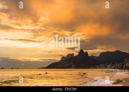 Blick auf Strand von Ipanema und Padre Dois Irmãos vor dramatischen Himmel, Rio De Janeiro, Brasilien Stockfoto