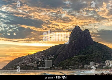 Blick auf Strand von Ipanema und Padre Dois Irmãos vor dramatischen Himmel, Rio De Janeiro, Brasilien Stockfoto