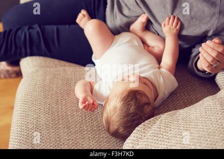 Mutter und Baby Boy Spielen im Wohnzimmer Stockfoto