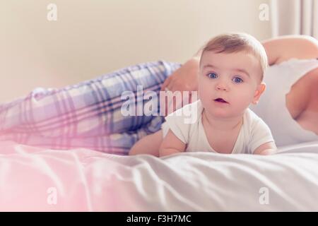 Mutter und Baby Boy ruht auf Bett Stockfoto