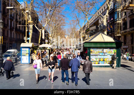 Menschen zu Fuß auf La Rambla. Barcelona, Katalonien, Spanien. Stockfoto